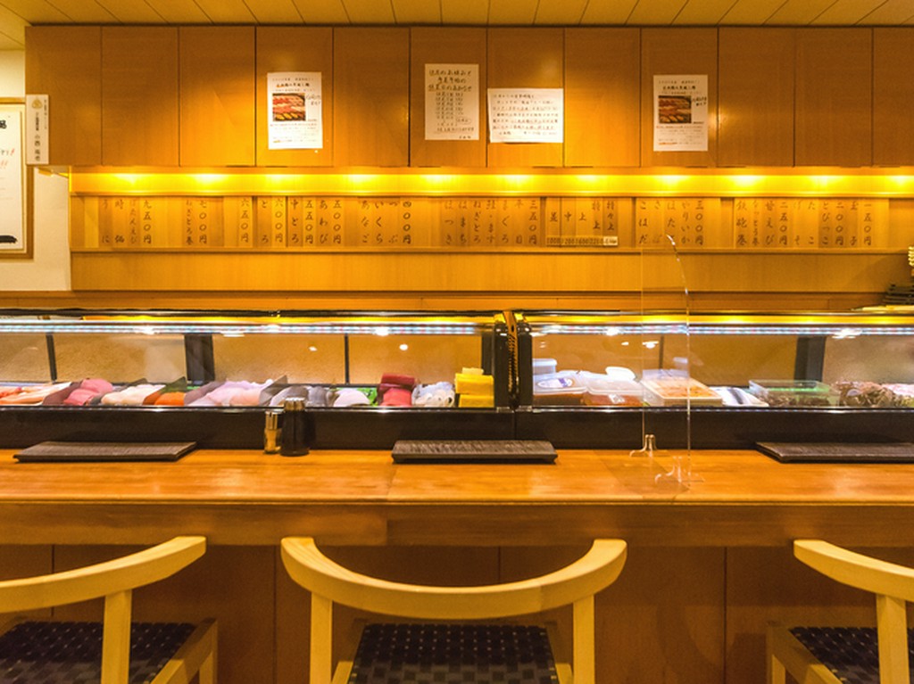 ケースに並んだネタを眺めつつ、2人で寿司を堪能する贅沢な時間