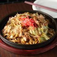 もちもちと弾力のある麺を使った『焼きそば』には、「茶美豚」とげそが入っています。一玉200グラムとボリューム抜群です。