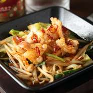 8種のソースをオリジナルブレンドした『ホルモン焼き』は、コクがありクセになる味わい。リピーターの多い逸品です。