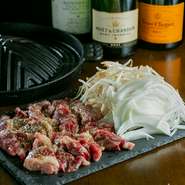 本場・熊本より届けられる、良質な馬肉を使った『馬焼肉』。味付けは塩のみとシンプルなスタイルだからこそ、素材そのものへのこだわりとおいしさを実感できます。