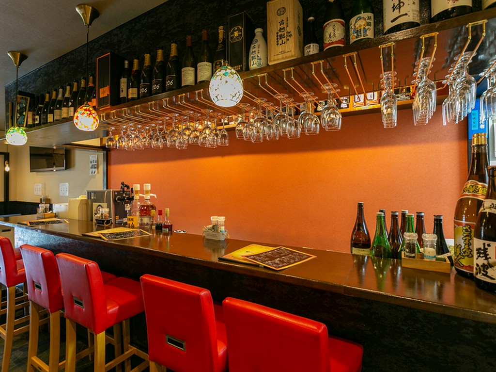 カウンターでのんびり一杯。一人使いにも最適