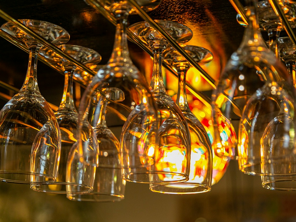 グラス片手にのんびりと。自然と会話が弾む空間