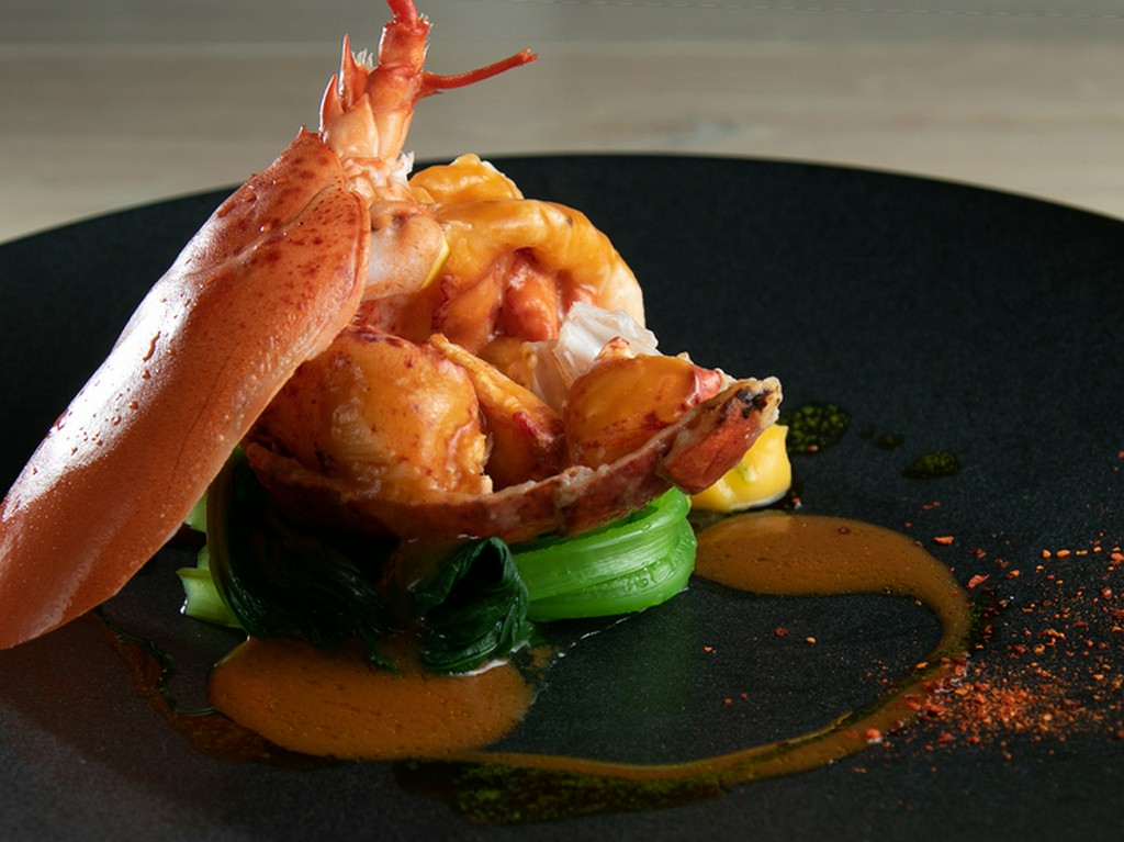 食材の滋味を味わう『活オマールのロティ　アメリケーヌソース』