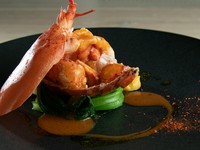 食材の滋味を味わう『活オマールのロティ　アメリケーヌソース』
