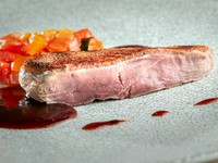 あふれ出す肉汁に笑みがこぼれる『フランス産仔鴨のロティ』