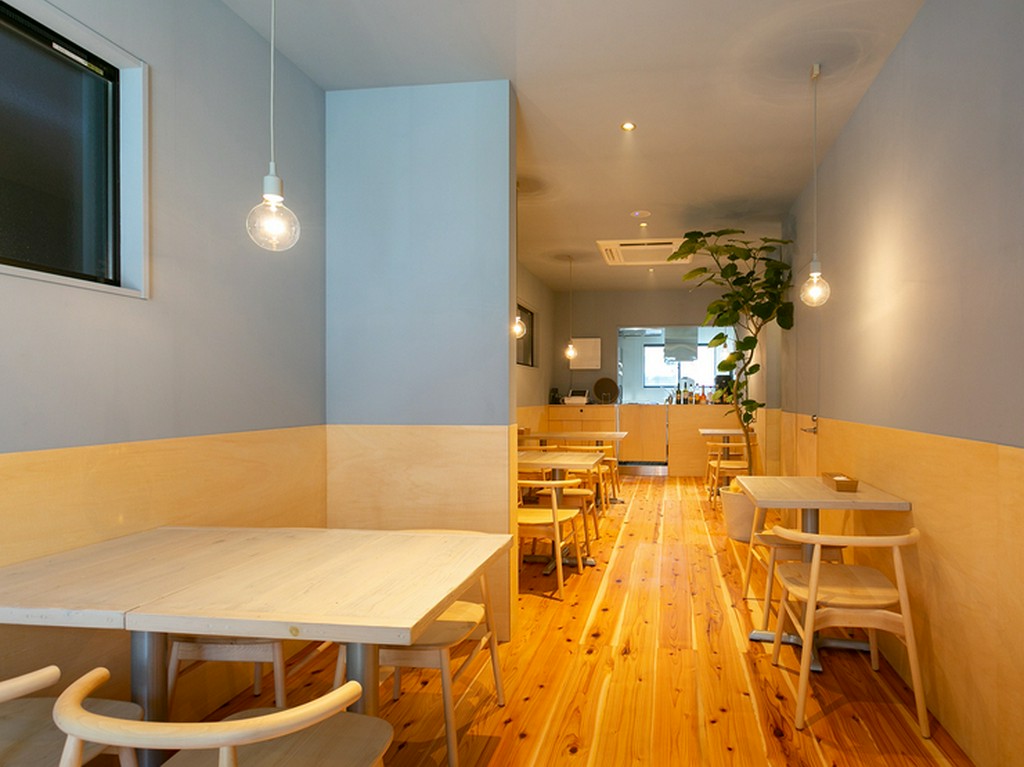 木の温もりを感じさせてくれる、明るくオシャレな店内