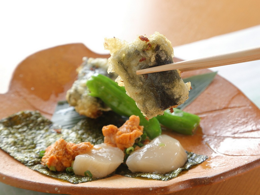 藻塩で旨味引き出す『うにと帆立の天婦羅』