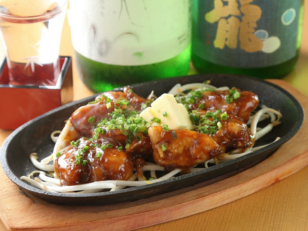バター香る、まろやかで濃厚な味わいの『若鶏ももの味噌バター鉄板焼き』