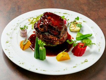 肉、フォアグラ、トリュフの絶妙なハーモニー『スペシャリテ！牛フィレ肉のステーキフォアグラのせ』