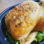 国産若鶏使用。中にローズマリーとタイム香るじゃがいもを詰めた総重量1.5㎏のBigサイズのローストチキンです。3～4人前。
みんなでワイワイお召し上がり下さい