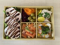 テイクアウト人気ナンバー1メニュー。
色んなメニューをお楽しみ頂けるオードブルです。
その日の食材により内容が変わります。

予算に応じて3300円～お作り出来ます