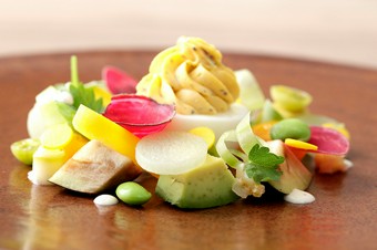 シェフの遊び心でリピーターも飽きさせない『フレンチの技法を使って手間暇かけた一品』