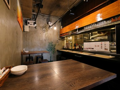 バリエーション豊富な料理を囲んで盛り上がる歓送迎会