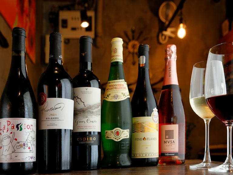 ソムリエ厳選のワインをお楽しみください