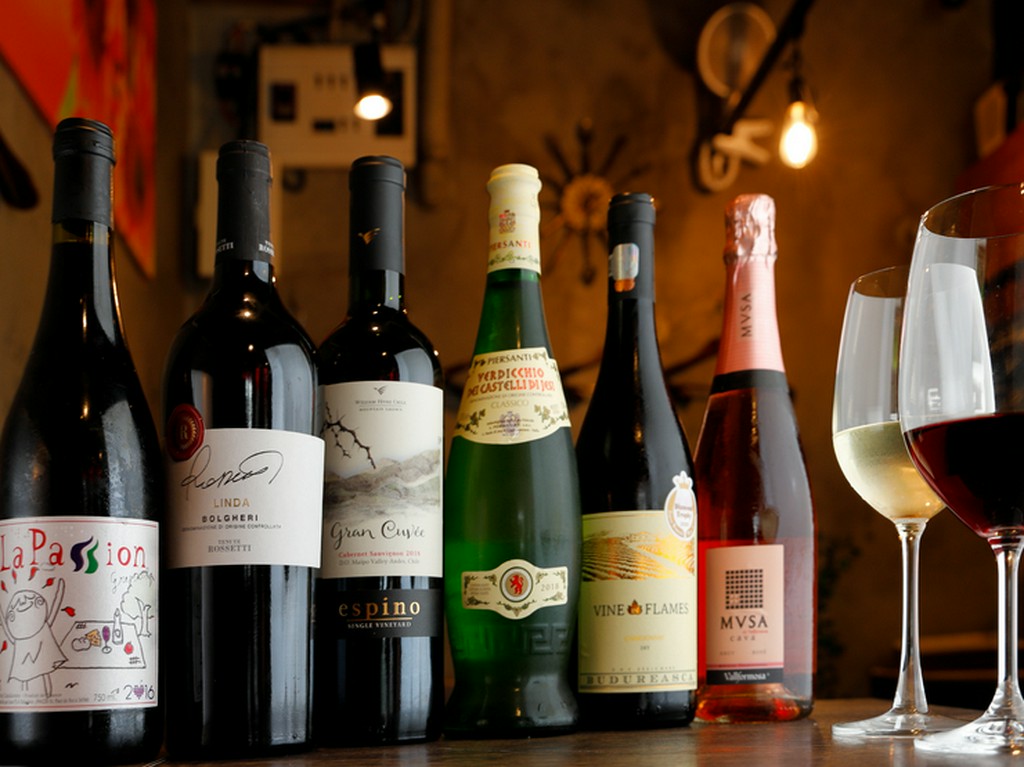 ソムリエ厳選のワインをお楽しみください