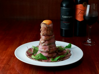 驚愕の300g。名物『ローストビーフタワー』