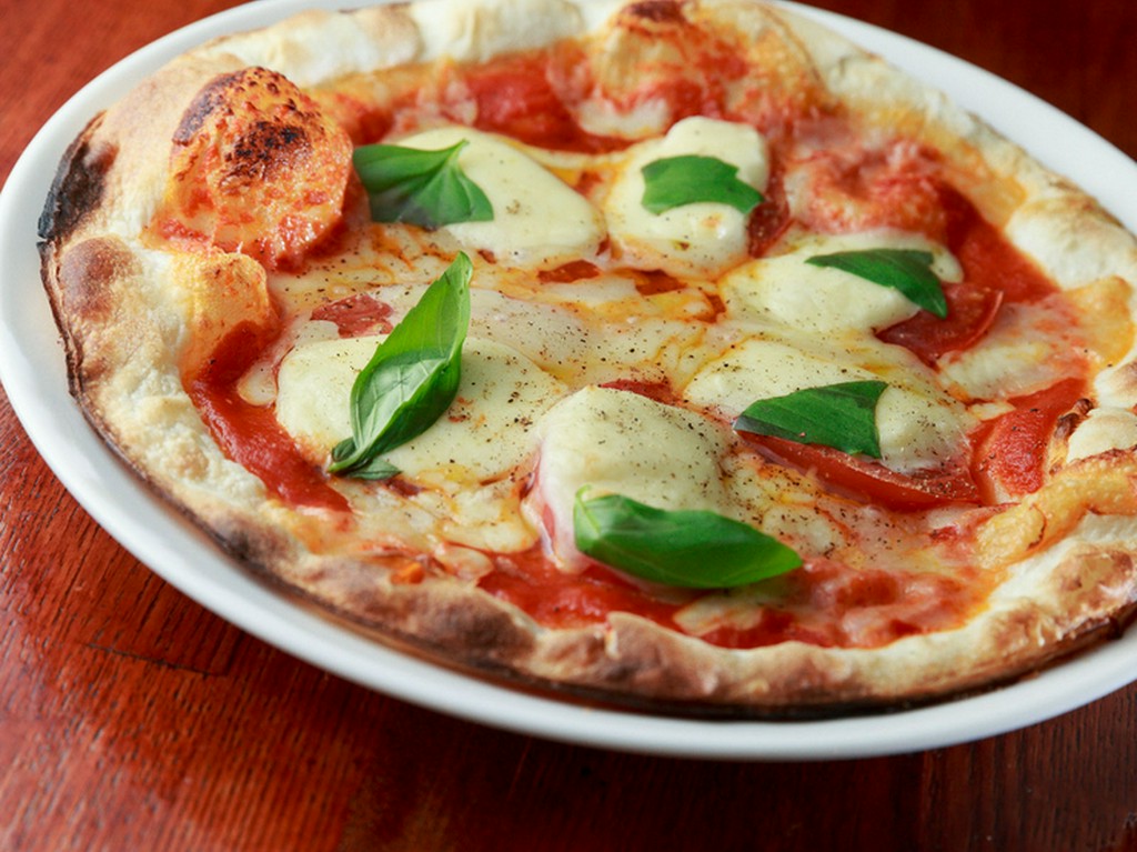 香ばしさ抜群のナポリ風ピッツァ『トマトとモッツァレラのマルゲリータ』