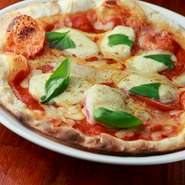 オシャレなイタリアンも【リトルブッチャー】の見どころ。高温で一気に焼き上げたナポリ風のピッツァ。モチモチ食感の生地と、濃厚チーズとフレッシュなトマトの酸味が絶妙です。