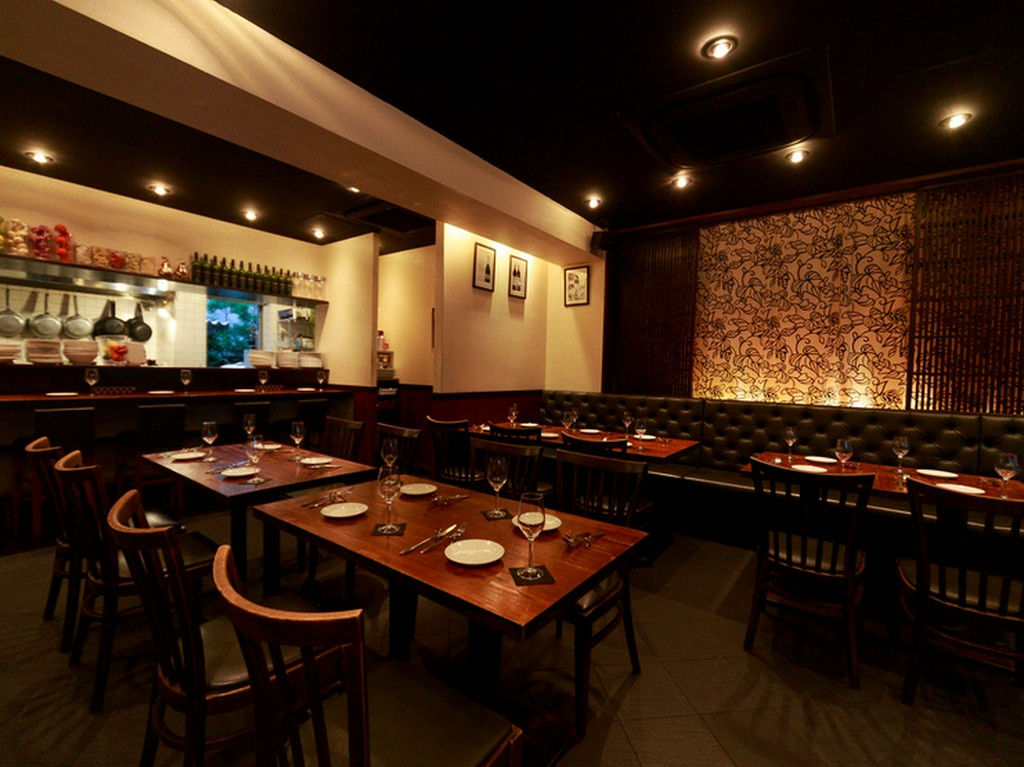 シックな印象の店内は高揚感を演出