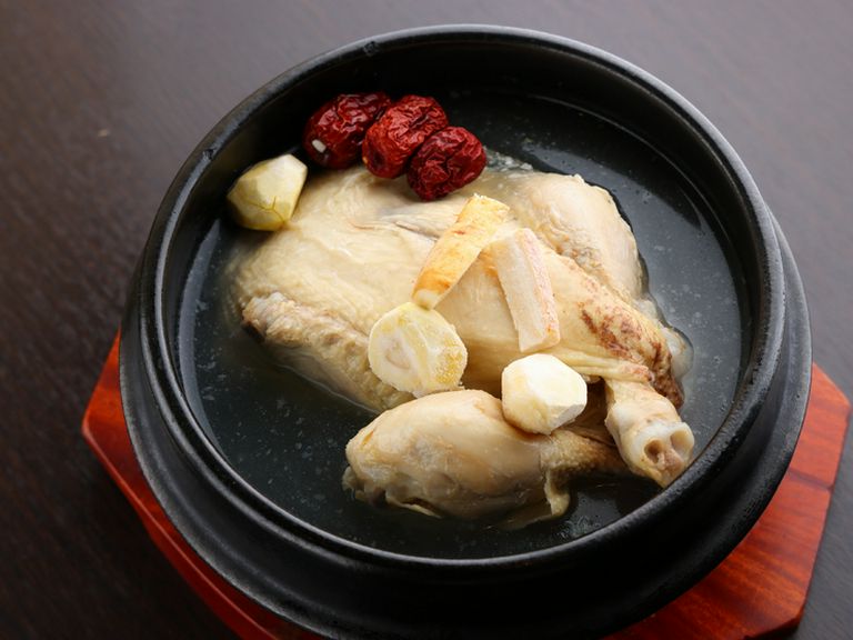 鶏肉と漢方食材を使った韓国伝統の薬膳料理『参鶏湯』
