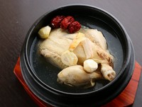 若鶏のお腹にもち米・栗・高麗人参・ナツメ・ニンニクなどを入れ、じっくり煮込んだ韓国の伝統料理。【飛豚17】では、2回に分けて不純物を丁寧に取り除いているそう。多くのゲストから愛される人気メニューです。