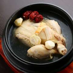 鶏肉と漢方食材を使った韓国伝統の薬膳料理『参鶏湯』