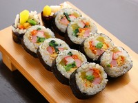 野菜たっぷり！韓国屋台の定番メニュー『キンパ』