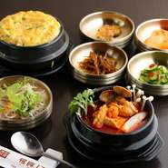 【飛豚17】自慢の前菜は、野菜がたっぷり摂れると大好評。厳選したフレッシュ素材を使い、化学調味料なしで作られる料理の中には、「塩分ゼロ」の一品もあるとか。おいしく食べて元気になれるうれしいメニューです。