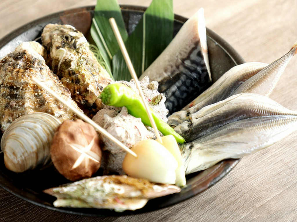 朝獲れ新鮮！　旬の海鮮をいただく『浜焼の盛り合わせ』