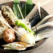 豊洲市場の仲卸業者から直接買い付ける旬で新鮮な海鮮を浜焼きで。内容は日替わりで、訪れるたび新しい味に出合えます！　テーブルで焼いてシンプルに素材の味を楽しめます。