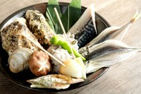 朝獲れ新鮮! 旬の海鮮をいただく『浜焼の盛り合わせ』