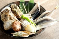 朝獲れ新鮮！　旬の海鮮をいただく『浜焼の盛り合わせ』