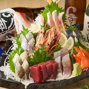 その日仕入れた8種の魚介類を盛り付けます。定番の鮪や鰹に加え、貝類や旬の鮮魚が味わえるお造りです。シシャモやマンボウなど珍しい味にも出会えます。少人数向けの『得盛り（2人前）』もあります。
