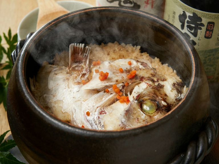 鯛の風味を存分に活かし、上品な味わいに炊き込む『鯛土鍋飯（2名〜）』