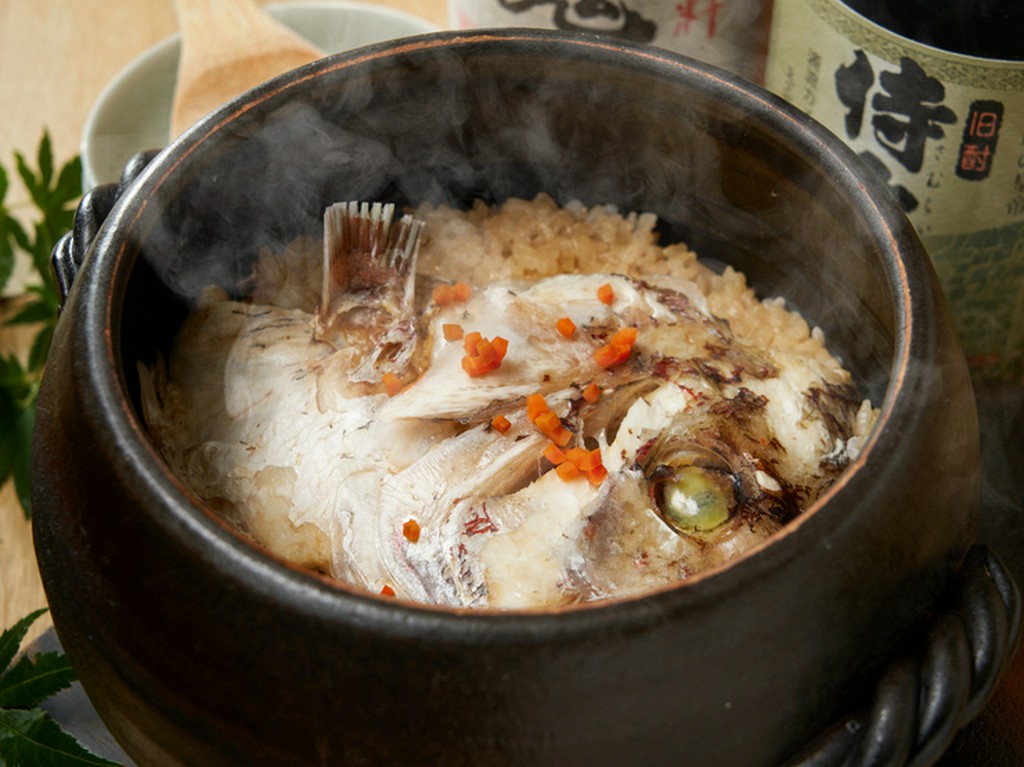 鯛の風味を存分に活かし、上品な味わいに炊き込む『鯛土鍋飯（2名～）』