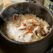 鯛の風味を存分に活かし、上品な味わいに炊き込む『鯛土鍋飯（2名～）』