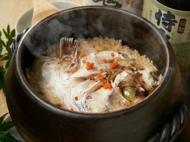鯛の風味を存分に活かし、上品な味わいに炊き込む『鯛土鍋飯（2名～）』