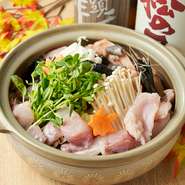 3種の味噌をブレンドしたスープが味の決め手。京桜味噌と辛味噌、八丁味噌を合わせ、砂糖を加えて甘辛く仕上げました。味噌の風味があんこうの臭みを消し、すっきりといただける味わいとなっています。