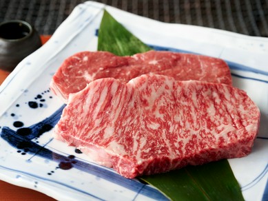 シンプルな味付けで、お肉の旨みを引き立たせる『牛肉2種』