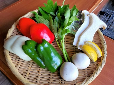 全国各地から仕入れる、四季折々の「旬野菜7～8種」
