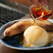 30分以上かけて焼き、トロトロになったバナナと冷たいアイスを合わせました。まずはバナナだけで一口、続いてアイスと一緒に食せば、濃厚な甘さが押し寄せます。最後にラム酒をかければ、大人の味わいも楽しめます。