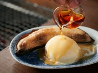 3段回のおいしさで魅了する。名物デザート『焼きバナナのアイス添え』