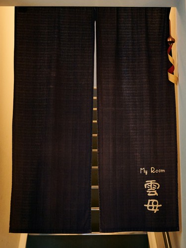 階段の途中にあるのれんをくぐれば、お店まであと少し