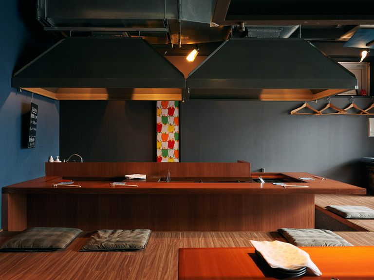 落ち着いた色合いでまとめられた、和モダンでオシャレな店内