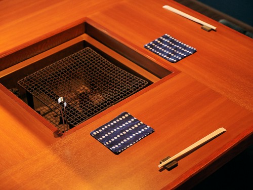 全テーブルにある囲炉裏。目の前で焼き上がる様子を愉しめる