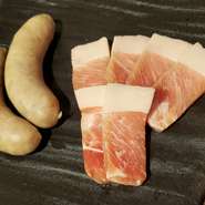 席のみのご予約の方は料理の提供にお時間を頂いております。
退店時間のご希望がある場合は備考欄にご記入の上、コースでのご予約をお願い致します。

お席の指定はご希望通りにできない場合がございます。

※変更、キャンセルは2日前までにお願いします。
※当日のキャンセルは予約コース料金の100％、アラカルトの方は5000円／名のキャンセル料を頂いておりますのでご了承ください。
※当日のご予約はお電話にてご確認下さい。