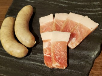 凍る一歩手前の『氷温域』で１４日間熟成した氷室豚を炭火でじっくり焼きます
