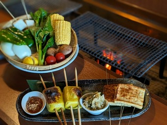 厳選した野菜を炭火焼きで堪能できる全5品のコース！
デザートには甘味が凝縮された、雲母名物焼きバナナ。