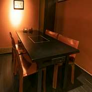 和テイストの空間に個室でお食事は、大事な接待・思い出の記念日などにご利用間違いないお席となっております。