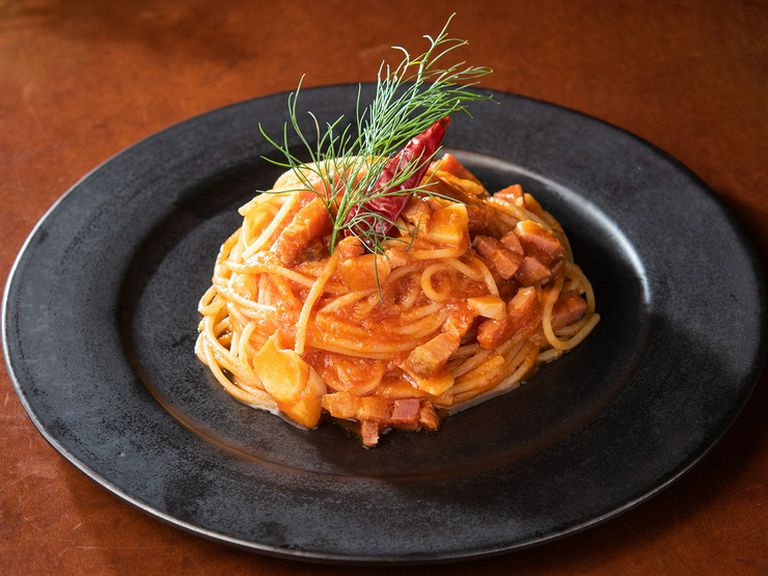 ベーコンのコクと香り、トマトの旨みをきかせた『白州ベーコン アラビアータ』